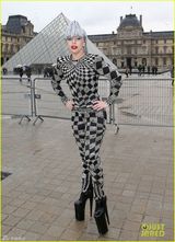 组图：Gaga秀场再搞怪 脚踩恨天高发型似拖布