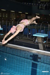 组图：袁咏琳守承诺跳水挑战自我 坚持演艺之路