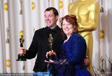 组图：奥斯卡后台-《勇敢传说》导演捧奖杯搞怪