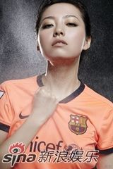 幻灯图集：张靓颖化身足球宝贝 秀球技球场颠球