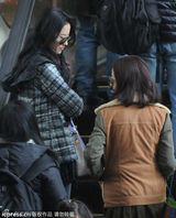 组图：刘亦菲江一燕现身机场热聊不甩陈嘉上