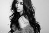组图：女星孙雅写真黑白映像展冷艳性感