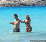 组图：凯特-莫斯全裸为老公按摩 晒日光浴玉珠微颤