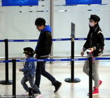 组图：林志颖全家现身机场 微笑挥手与粉丝合影