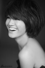 组图：朱丹新写真俏皮可爱 无惧纷扰自信依旧