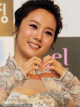 组图：韩国女星李秀英幸福完婚 着透视蕾丝裙亮相