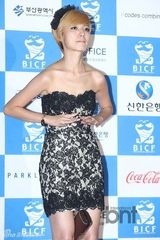 组图：韩国际喜剧节红毯挤胸熊抱肉搏精彩不断