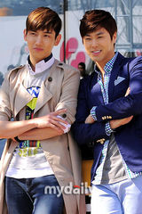 组图：东方神起助阵聊天秀节目 现场大秀“亲密”