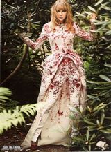 组图：斯威夫特复古大片 妆容冷艳性感露沟