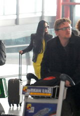 组图：范冰冰霸气装扮现身机场亲自推行李