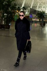 组图：秦海璐潮装亮相赴武汉领话剧奖