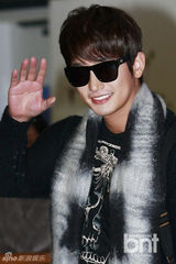 组图：朴施厚返韩过春节 抵达机场笑迎送花女孩