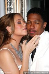 组图：凯莉庆结婚周年秀恩爱 纯白礼服再现求婚戏码