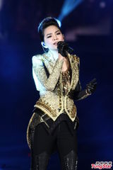 组图：S.H.E秀磅礡鼓技 压轴扛台北跨年