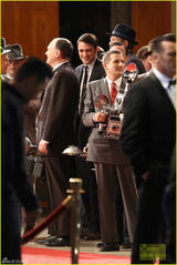 组图：暮光男新片变名摄影师 片场与女演员说笑