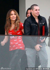 组图：洛佩兹拍新歌MV甩发热舞 与小男友拥抱激吻