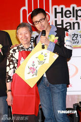 幻灯图：张学友担任爱心曲奇大使 亮相义卖活动