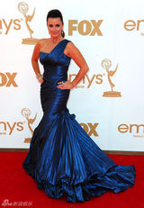 组图：第63届艾美奖红毯 凯尔-理查兹蓝色鱼尾裙
