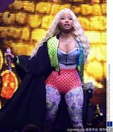 组图：麻辣鸡个唱粉丝强行上台 与保镖激烈扭打