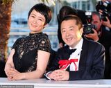 组图：贾樟柯获最佳编剧 与赵涛甜蜜亲吻