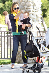 高清图：杰西卡-阿尔芭享受亲子时光小女儿可爱