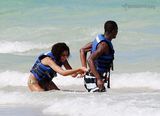 幻灯图集：科特迪瓦中场卡劳和女友迈阿密海滩戏水