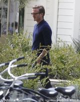 组图：小贝与好友结伴齐春游 变身奶爸享亲子乐