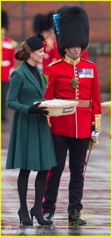 组图：凯特王妃怀孕见肚 亲自弯腰拔鞋跟