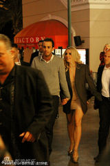 组图：布兰妮为男友庆生 紧身裙性感爆乳大秀婚戒