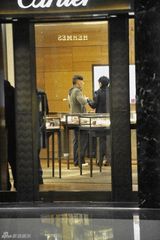 袁立选钻戒婚期将近？新男友对其呵护有加(图)