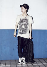 组图：EXO后续曲将公开 曝时尚个性街拍大片