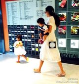 组图：陈浩民妻子晒儿女照 姐弟情深呆萌可爱