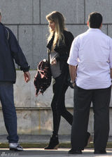 组图：超模吉赛尔-邦辰素颜现身街头