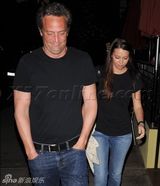 组图：《老友记》马修-派瑞携褐发女郎喝咖啡