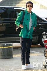 组图：韩星权相佑赴美参加时装展 绿衫潇洒帅气