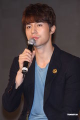 组图：韩星李东旭首度访台 粉丝见面会展亲切