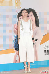 组图：孙燕姿产后捞金白衣裤裙保养得宜