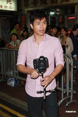 组图：谢天华拍新剧 闹市向杨怡求婚