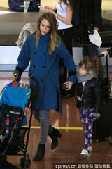 组图：阿尓芭亮相巴黎衣着亮眼 小奥诺萌样可爱