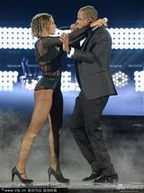 组图：碧昂斯献唱格莱美 与老公JayZ当台亲吻