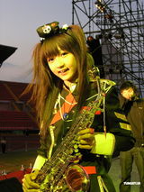 组图：人气美少女许雅涵代言萨克斯风大赛