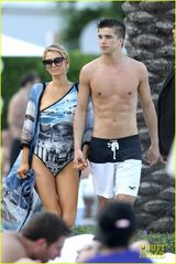 组图：帕丽斯泳池边色诱男友 水中交欢主动献吻