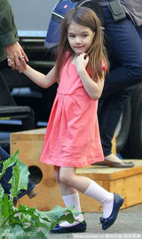 幻灯图集：凯蒂片场拍戏 苏瑞探班粉色系装扮