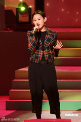 幻灯图：容祖儿豹纹装录影 王菀之穿出旧上海风情 