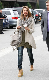 高清组图：杰西卡-阿尔芭街拍 围巾搭配宽松毛衣