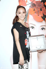 幻灯组图：关颖夜店首唱热舞新专辑 拍MV紧张没食欲