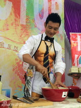 组图：黄晓明生日会裸装下厨 喂粉丝沙拉鸡汤