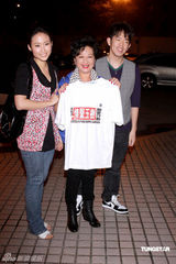 组图：香港演艺界为赈灾录歌 郑秀文已探访灾区