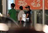 组图：刘晓庆扎小辫扮嫩 小腿纤细身材依旧