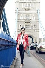 组图：小宋佳英伦写真曝光 变身摩登时尚俏女郎